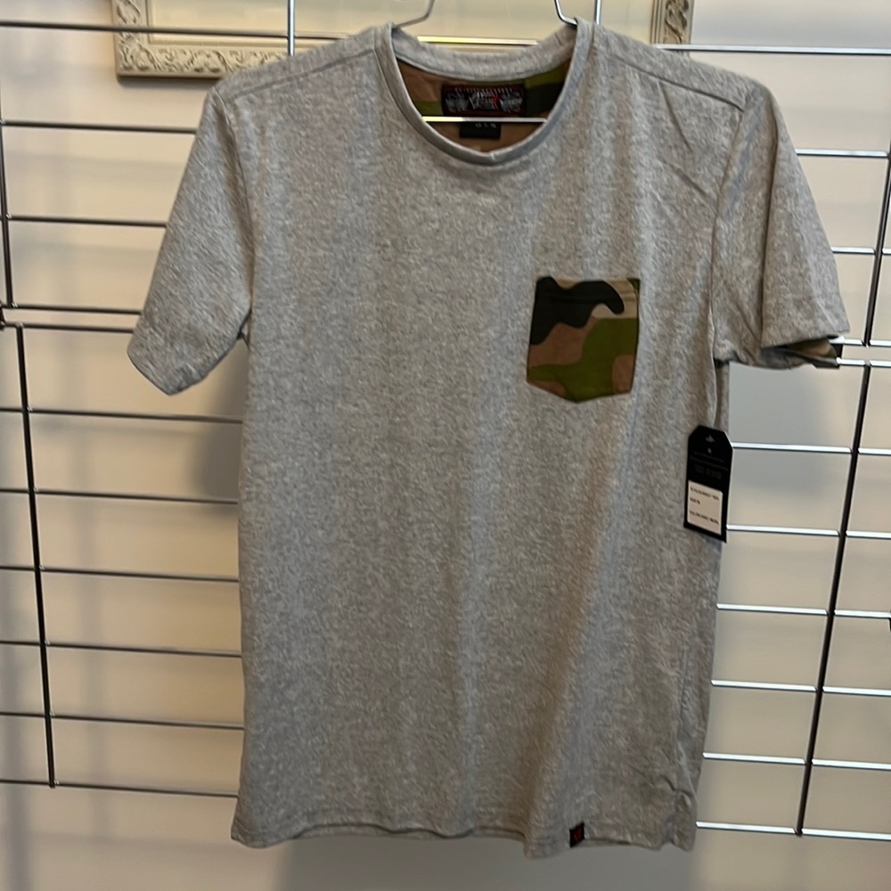 Mens grey tee with CAMO pocket